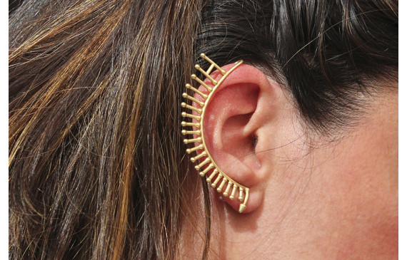 Pendiente arqueado con pivotes oro mate