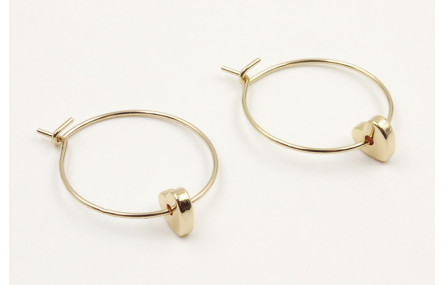 Pendientes aro dorado con corazón agujero central 