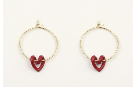Pendientes aro dorado con corazón hueco rojo.