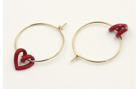 Pendientes aro dorado con corazón hueco rojo.