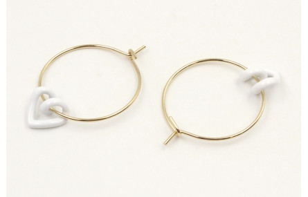 Pendientes aro dorado con corazón hueco blanco