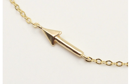 Pulsera cadena eslabon pequeño dorado con flecha. 