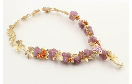 Collar hojas parra con burruños de bolas moradas, 