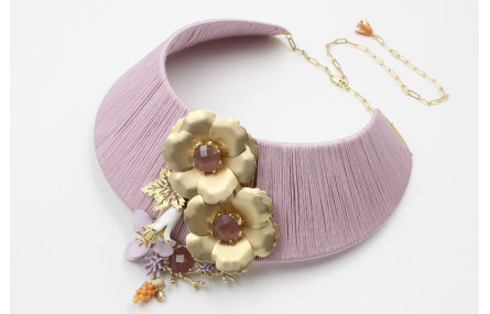 Collar rigido forrado con hilo macrame lila con fl