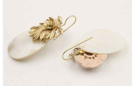Pendientes con gots de nacar, nenufar en oro mate,