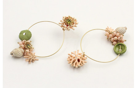 Pendientes perno coral esmaltado salmón y blanco c