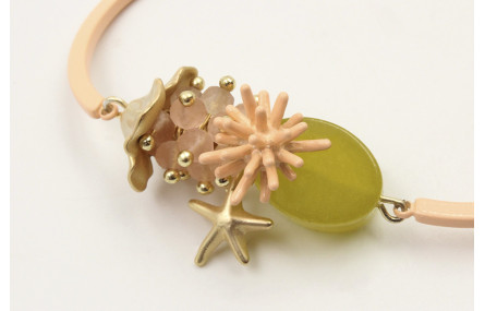 Pulsera semirigida con bolas rositas, estrella de