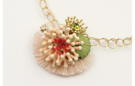 Collar fino de ganchillo con coral esmaltado salmó