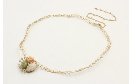 Collar fino de ganchillo con estrella coral esmalt