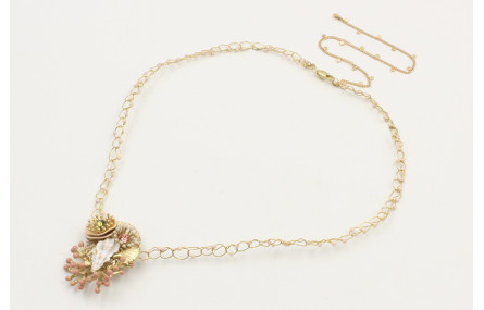 Collar fino de ganchillo con coral esmaltado rosa,