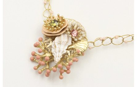 Collar fino de ganchillo con coral esmaltado rosa,