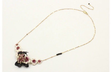 Collar con trio de flores blancas y moradas, burru