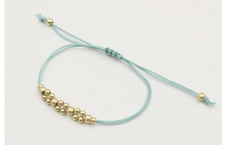 Pulsera hilo macrame menta con  bolas en oro mate.