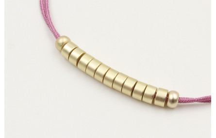 Pulsera hilo macrame malva con nudo dorado y pieza