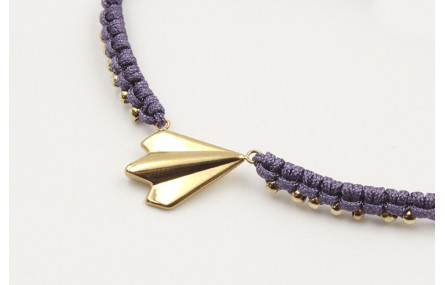 Pulsera macrame morado con bolitas doradas y avión