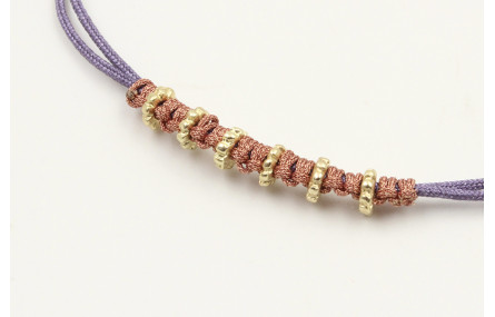 Pulsera macrame morado con nudo color oro rosa y r