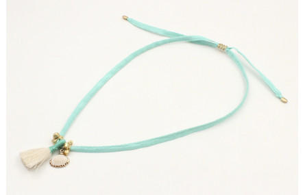 Collar seda color menta con colgante concha borde 