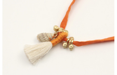 Collar seda color naranja con colgante caracola bo
