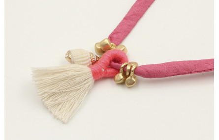 Collar seda color rosa fuerte con colgante caracol