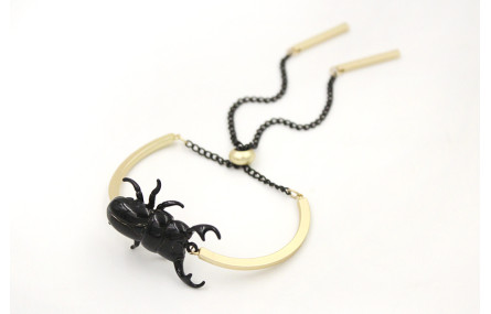 Pulsera semirrigida oro mate con escarabajo esmalt