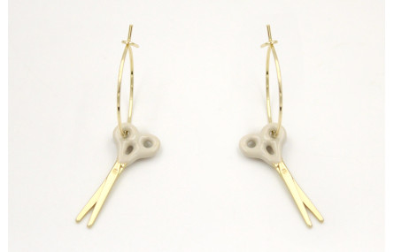 Pendientes de aro dorado con tijeras esmaltadas vi