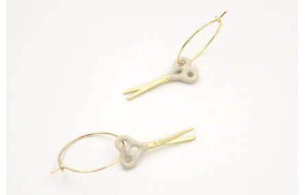 Pendientes de aro dorado con tijeras esmaltadas vi