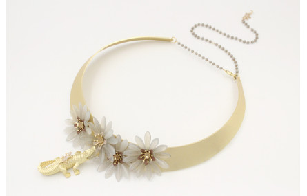 Collar rigido con flores de dagas grises,casquilla