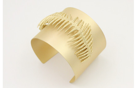 Pulsera rigida con rama helecho oro mate.