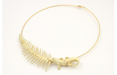 Collar rigido con rama de helecho  y cocodrilo tod