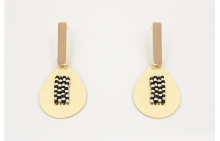 Pendientes perno listón esmaltado arena con colgan