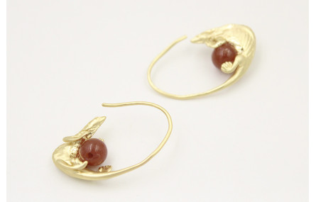 Pendientes gancho de lagarto oro mate con bola. La