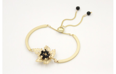 Pulsera semi rigida en oro mate con centro hoja de