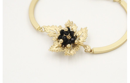 Pulsera semi rigida en oro mate con centro hoja de