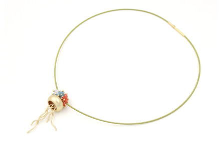 Collar espiral de acero en verde con colgante de m