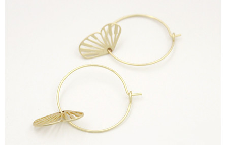 Pendientes aro mediano oro mate con ala de maripos