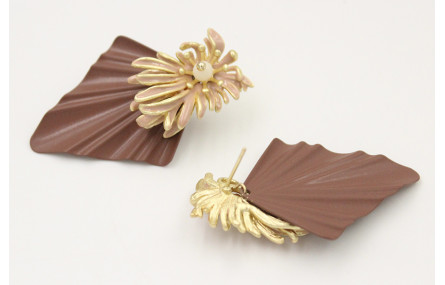 Pendientes perno nenufar visón con triangulo esmal