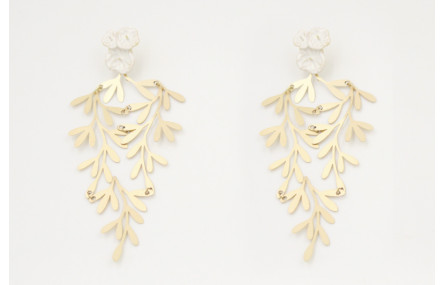Pendientes perno trio de flores blanco con ramas o