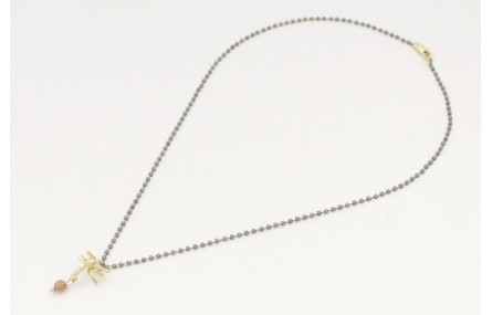 Solitario cadena miyuki gris con colgante de mosqu