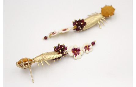 Pendientes perno brillo mostaza con colgante cigar