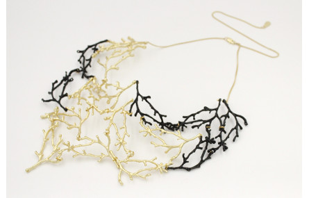 Collar ramas de coral en color negro y oro mate re