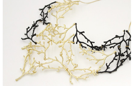 Collar ramas de coral en color negro y oro mate re