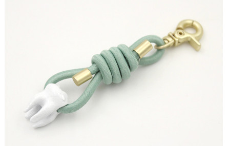 Llavero cordón goma verde menta con muela blanca y