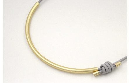 Collar cordón goma gris-beige con tubo hueco curva