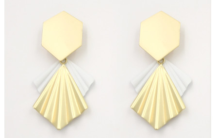 Pendientes perno hexágono dorado con colgante triá