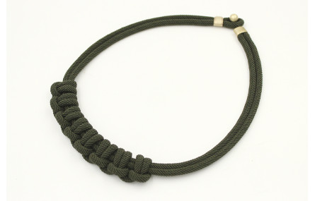 Collar cordón retorcido verde inglés con nudo medi