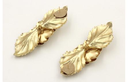 Pendientes hojas dorado mate con flor sobrepuestas
