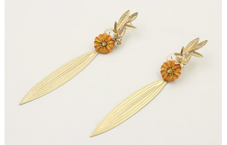 Pendientes perno hojas dorado mate,centro flor esm