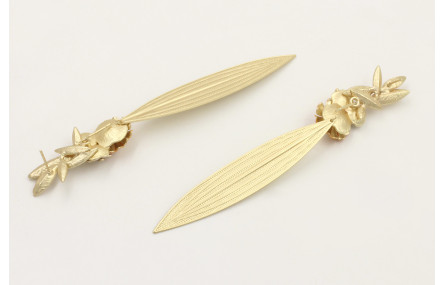 Pendientes perno hojas dorado mate,centro flor esm