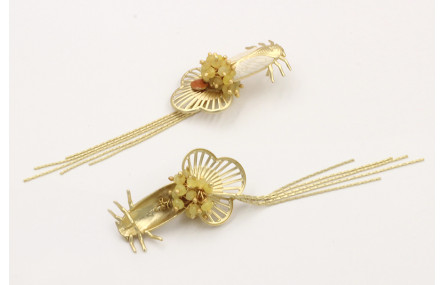 Pendientes cigarra blanca,trébol dorado mate, burr