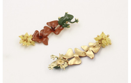 Pendientes perno rana esmaltada verde con colgante